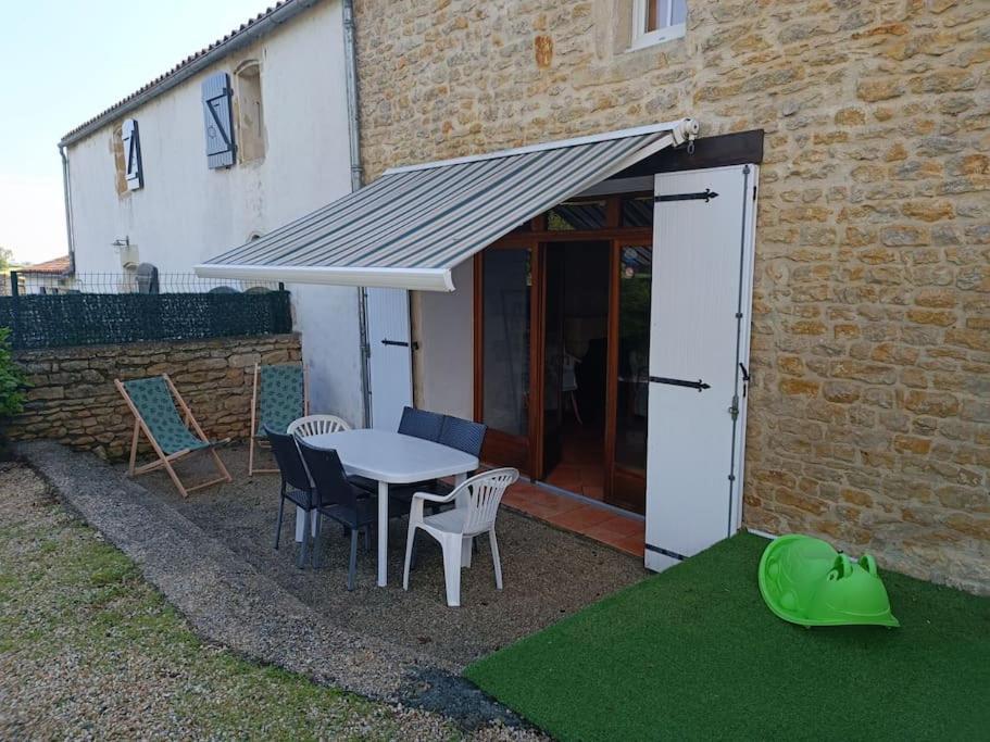 Charmante Maison En Pierres Sainte-Radégonde-des-Noyers Exterior foto